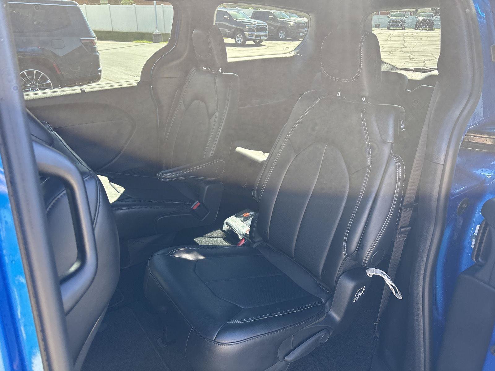 Used 2026 Chrysler Pacifica Select FWD image 10