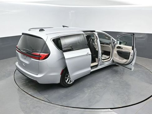 Used 2024 Chrysler Pacifica Touring-L FWD image 24