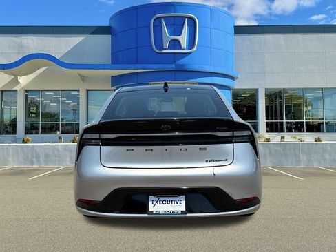 Used 2024 Toyota Prius Prime FWD image 3