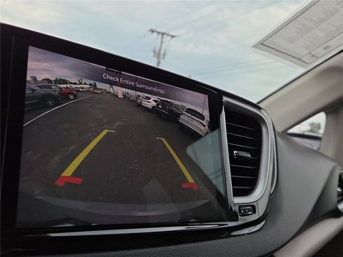 Used 2023 Chrysler Pacifica Touring-L FWD image 8