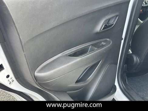 Used 2017 Chevrolet Trax LT w/ LT Convenience Package image 21