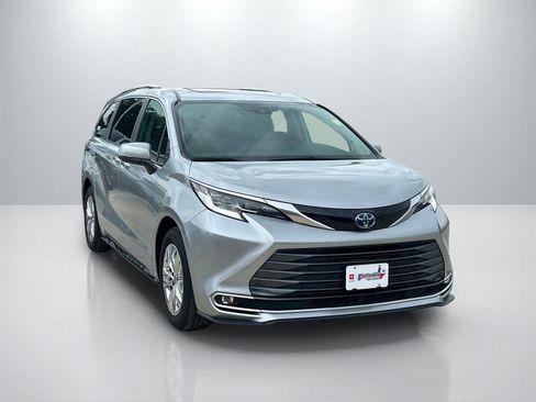Used 2024 Toyota Sienna Limited AWD/4WD image 3