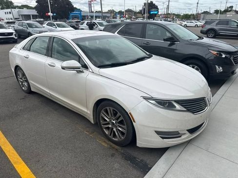 Used 2014 Lincoln MKZ FWD image 2