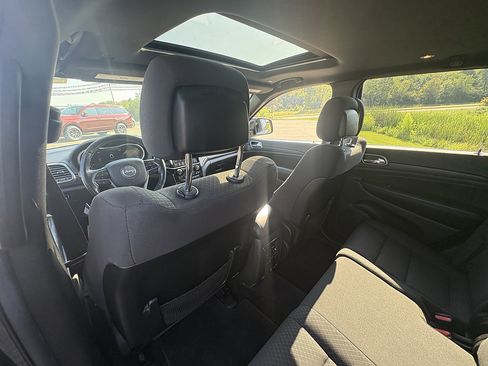 Used 2019 Jeep Grand Cherokee Laredo AWD/4WD image 18