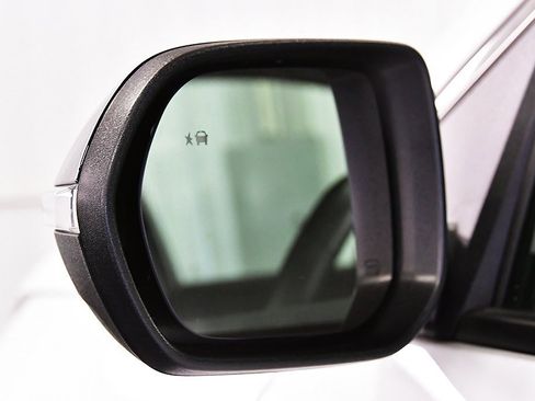 Used 2025 Chevrolet Traverse LT image 12