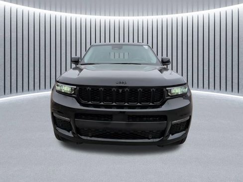 Used 2023 Jeep Grand Cherokee L Limited w/ Luxury Tech Group II image 17