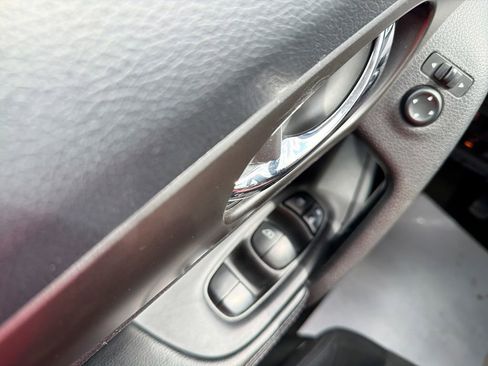 Used 2015 Nissan Rogue SV w/ SV Premium Package image 18