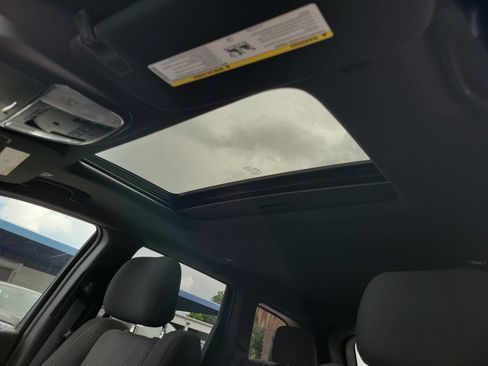 Used 2019 Jeep Grand Cherokee Laredo RWD image 14