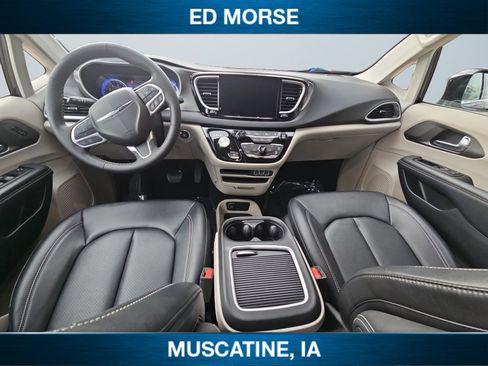 Used 2024 Chrysler Pacifica Touring-L image 15