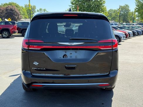 Used 2025 Chrysler Pacifica Select FWD image 7