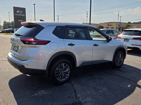 Used 2024 Nissan Rogue S FWD image 12