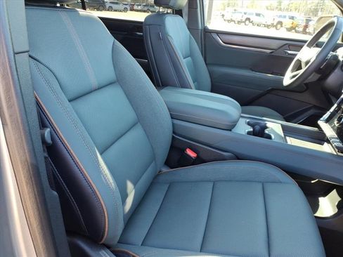 Used 2025 GMC Acadia AT4 w/ Luxury Package image 11