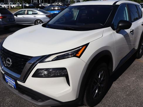 Used 2023 Nissan Rogue S AWD/4WD image 3