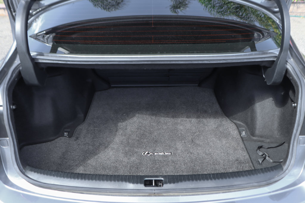 Used 2019 Lexus IS 300 F Sport w/ F Sport Package RWD image 8