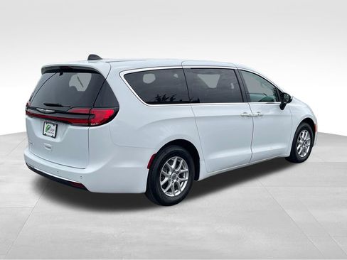 Used 2023 Chrysler Pacifica Touring-L FWD image 8