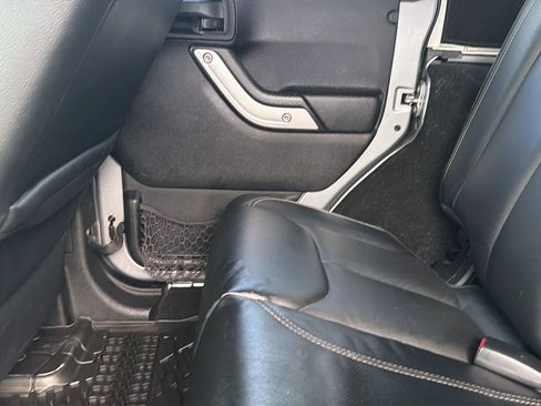 Used 2016 Jeep Wrangler Unlimited Rubicon image 44