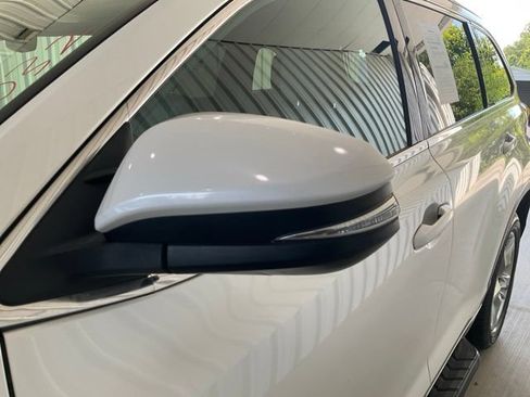 Used 2017 Toyota Highlander Limited FWD image 2