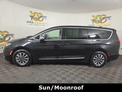 Used 2023 Chrysler Pacifica Limited FWD image 4