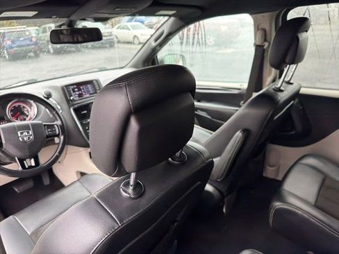 Used 2019 Dodge Grand Caravan SXT image 18
