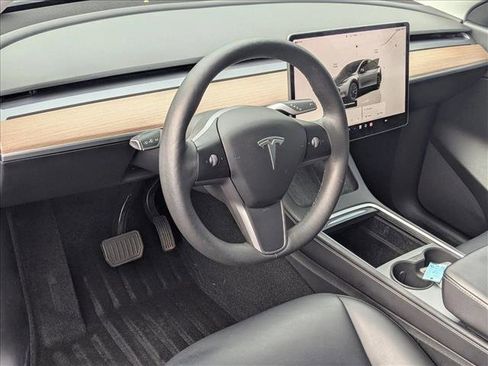 Used 2022 Tesla Model Y Long Range image 10