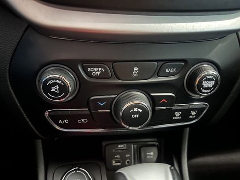 Used 2018 Jeep Cherokee Latitude Plus w/ Cold Weather Group image 24