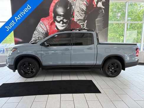Used 2025 Honda Ridgeline Black Edition image 2