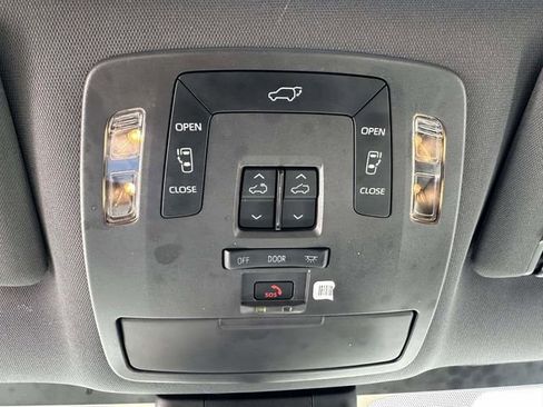 Used 2023 Toyota Sienna XSE AWD/4WD image 39