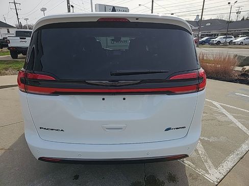 Certified 2024 Chrysler Pacifica Limited w/ Uconnect Theater Family Group FWD image 10
