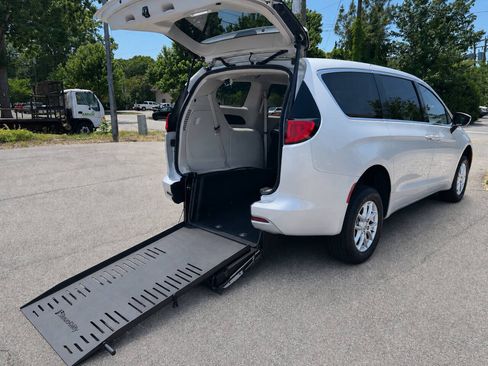Used 2022 Chrysler Voyager LX FWD image 2