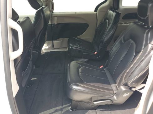 Used 2023 Chrysler Pacifica Touring-L FWD image 25