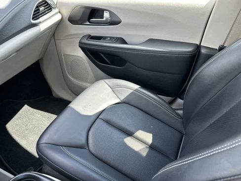 Used 2023 Chrysler Pacifica Touring-L image 29