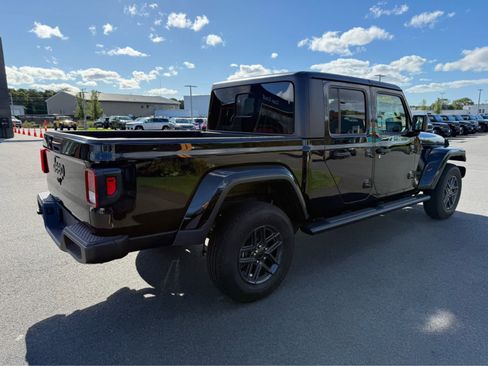 Used 2025 Jeep Gladiator Sport image 10