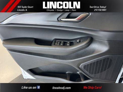 New 2025 Jeep Grand Cherokee Altitude image 17