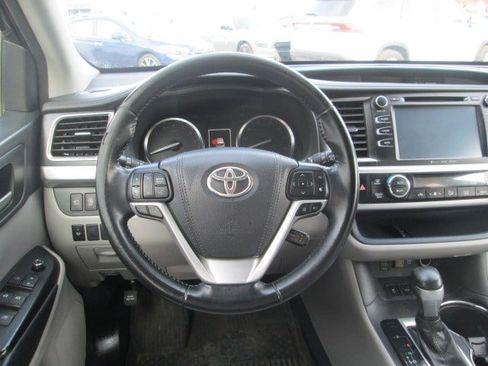 Used 2018 Toyota Highlander XLE image 17