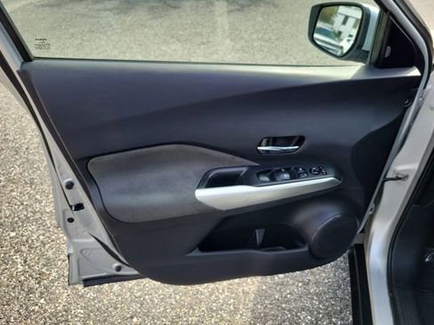 Used 2020 Nissan Kicks SV image 9