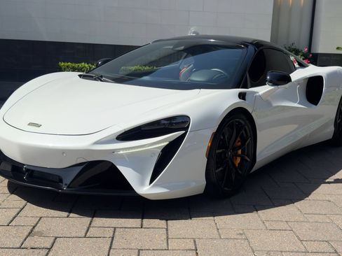Used 2025 McLaren Artura Spider RWD image 1