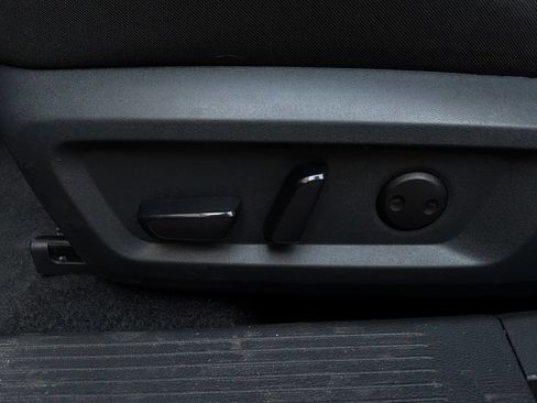 Used 2025 Nissan Rogue SV FWD image 11