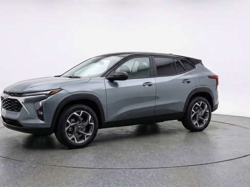 Used 2025 Chevrolet Trax LT image 3