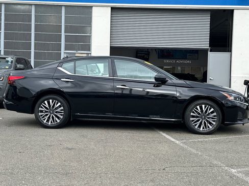 Used 2024 Nissan Altima 2.5 SV AWD/4WD image 4