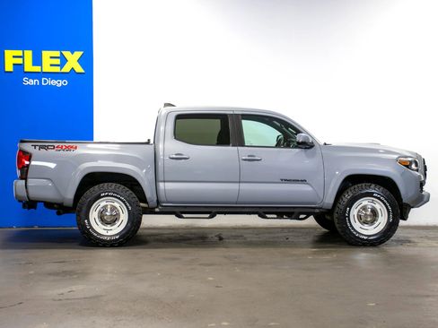 Used 2019 Toyota Tacoma TRD Sport w/ Technology Package AWD/4WD image 7