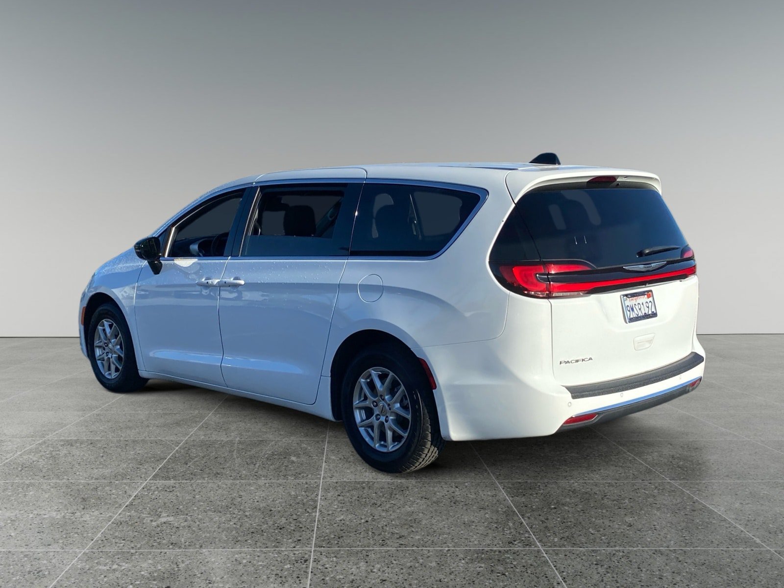 Used 2024 Chrysler Pacifica Touring FWD image 3