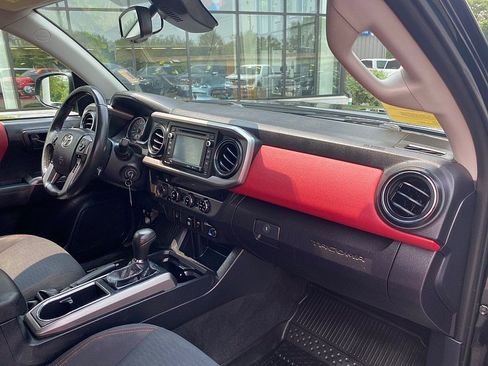 Used 2018 Toyota Tacoma SR5 AWD/4WD image 33