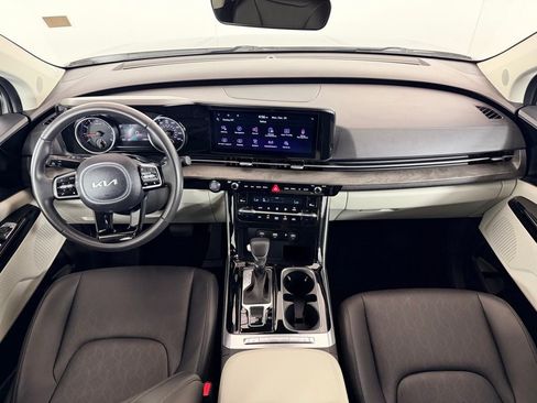 Used 2024 Kia Carnival EX image 15