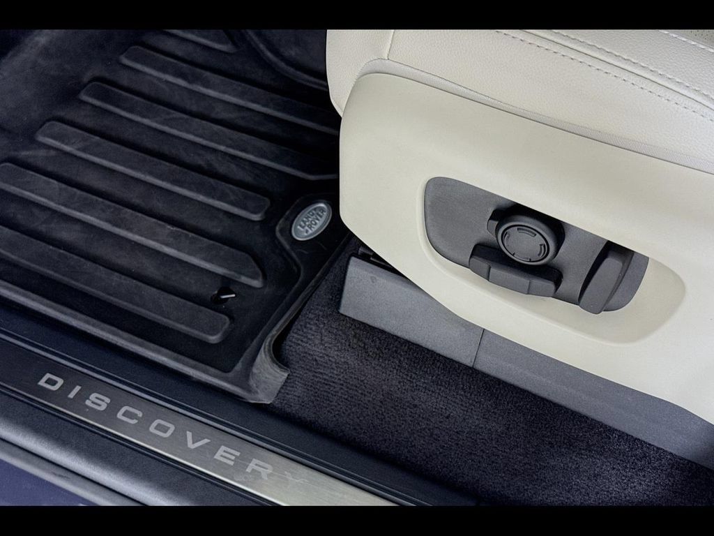 Used 2024 Land Rover Discovery S AWD/4WD image 18
