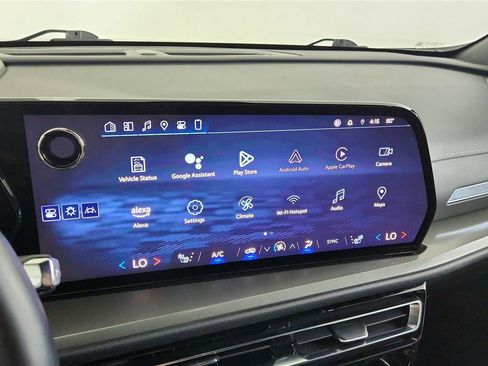 Used 2024 Chevrolet Traverse LT image 32