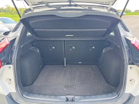 Used 2019 Nissan Kicks SR w/ SR Premium Package FWD image 12