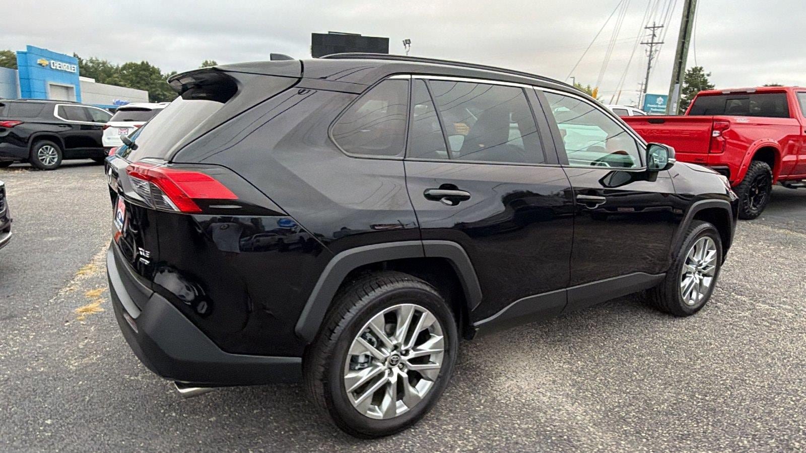 Used 2023 Toyota RAV4 XLE Premium AWD/4WD image 9