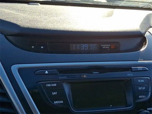 Used 2014 Hyundai Elantra SE image 18