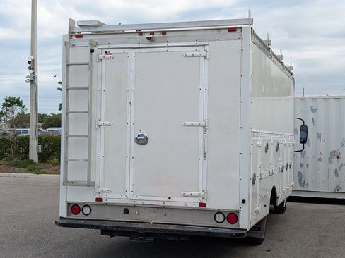 Used 2018 Isuzu NPR RWD image 4