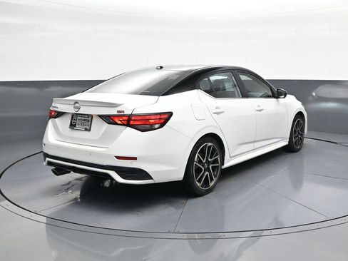 Used 2025 Nissan Sentra SR w/ SR Premium Package FWD image 7
